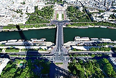Blick von der Eiffelturmspitze hinunter zum Place du Trocadero und zur Seine