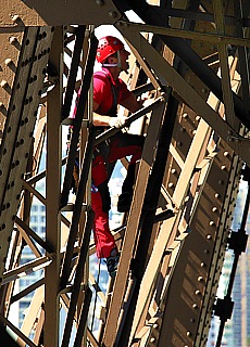 Pariser Feuerwehrmänner klettern in den Stahlträgern des Eiffelturm