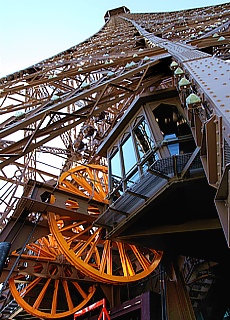 Blick von der ersten Plattform zur Eiffelturmspitze