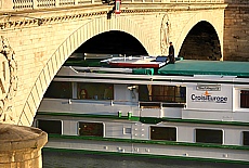 Seineschiff unter den Brückenpfeilern von Pont Neuf