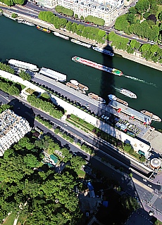 Der Eiffelturm wirft seinen Schatten auf die Seine