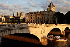 Blick von den Seine Brücken Richtung Notre Dame