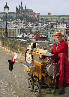 Orgelspieler auf der Karlsbrücke in Prag