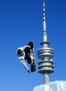 Snowboard Akrobatik vor dem Olympiaturm Muenchen
