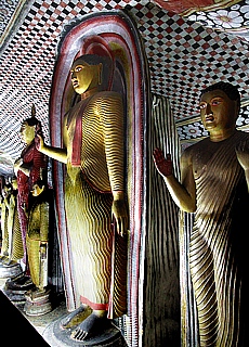 Goldene Buddhas im Höhlentempel in Dambulla (Dezember)