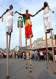 Stelzengnger im Olympiapark