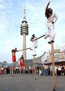 Stelzengnger im Olympiapark
