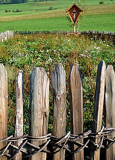 Zaun am Weberhof in Toblach (Mrz)