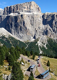 Dolomitenstrasse mit Sella Massiv (April)