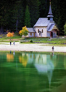 Kapelle am Pragser Wildsee (Juli)