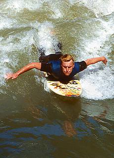Isar Surfer auf stehender Welle