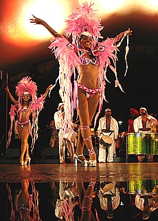 Brasilianische Tänzerinnen im Olympiapark