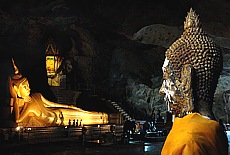 Goldener Buddha in der Suwan Kuaa Cave (August)