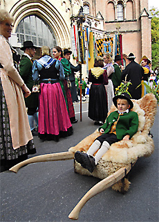 Trachtenumzug zum Oktoberfeststart