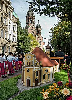 Trachtenumzug mit Lukaskirche zum Oktoberfeststart