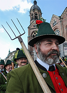 Trachtenumzug mit Lukaskirche zum Oktoberfeststart