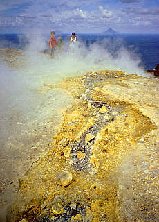 Spalten und Schwefeldämpfe auf den Kraterrand des Vulcano (März)