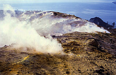 Giftige Schwefeldämpfe am Kraterrand des Vulcano