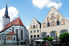 Rathaus und historische Rathaussäule in Wasserburg am Inn