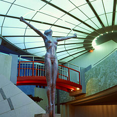 Sexy Bronzestatue im Haas-Haus in Wien