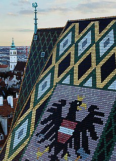 Blick vom Stephansdom mit Stadtwappen Wien (Januar)
