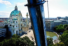 Kran vor der Karlskirche am Karlsplatz in Wien