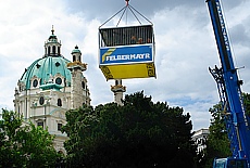 Schweben am Kranhaken hoch ber dem Karlsplatz