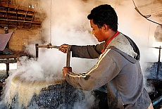 Dampfende Zuckerkessel in der Zuckerfabrik