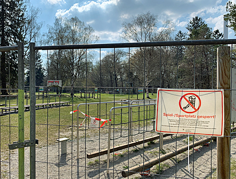 Wie ein Gefngnis mit schweren Eisengittern abgesperrter Fitnessplatz in Mnchen Giesing